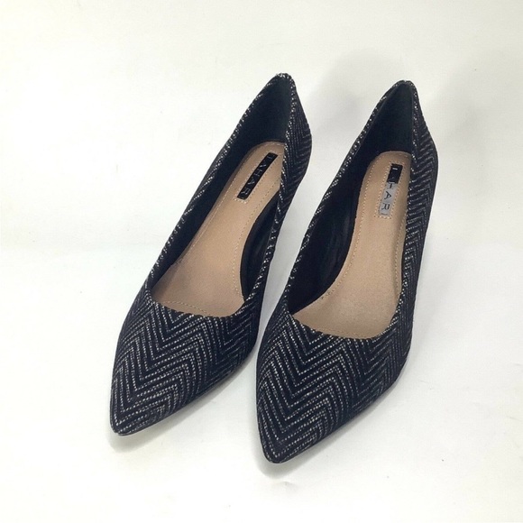 NIB Tahari Gia Black White Chevron Shoes Pumps 6.5M Textile Pointy Toe heel - Picture 2 of 8